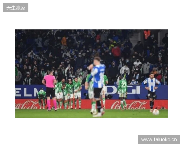 西班牙名嘴：维尼在替补席发笑不职业，在哪都该被开除